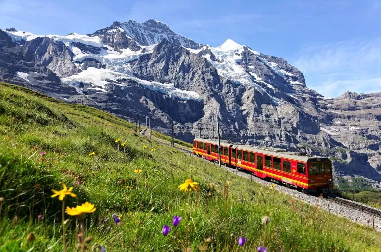 Un train touristique circule sur le chemin de fer de la Jungfrau entre Jungfraujoch et Kleine Scheidegg.