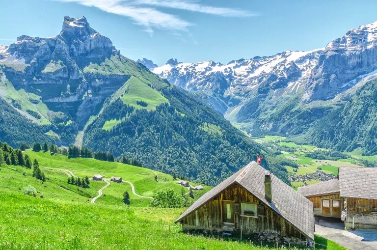 Hus i den sveitsiske landsbyen i feriestedet Engelberg