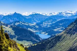 Panoramautsikt över Berner Alperna från toppen av Rochers de Naye