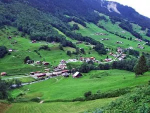 Vista panorámica del pueblo de Weisstannen y del valle Weisstannental