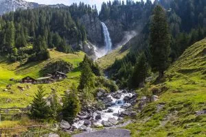 Staubifall Uurin kantonissa Tämä vesiputous on yksi Alppien voimakkaimmista.