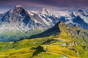 Atemberaubendes Alpenpanorama mit Jungfrau-Mönch-Eiger-Nordwand und Mannlichen-Seilbahnstation Grindelwald