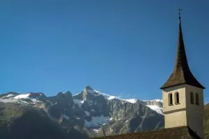 bellwald kirche und die mächtigen berge dahinter