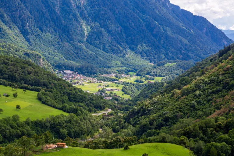 Campo di Blenio, panoramisch uitzicht over de vallei