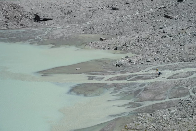 Cruzando los arroyos glaciares