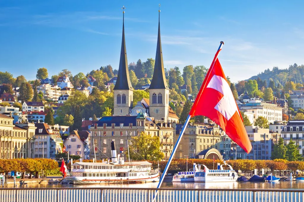 Idyllisk sveitsisk by og utsikt over innsjøen Lucerne