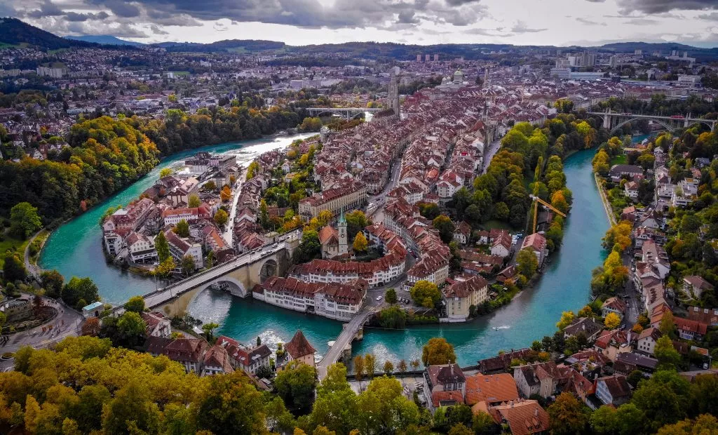 Panoramautsikt över staden Bern - huvudstaden i Schweiz - resefotografering