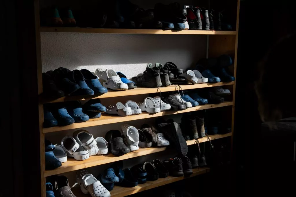 pantofole e scarpe nei rifugi svizzeri