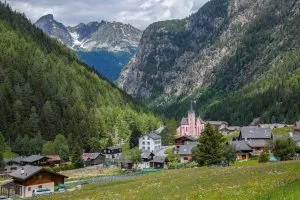 le village alpin de trient avec son église rose