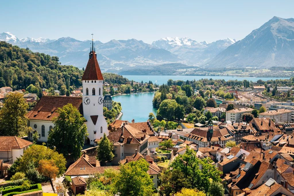 Thun bybillede med bjerg og sø i Alperne i Schweiz