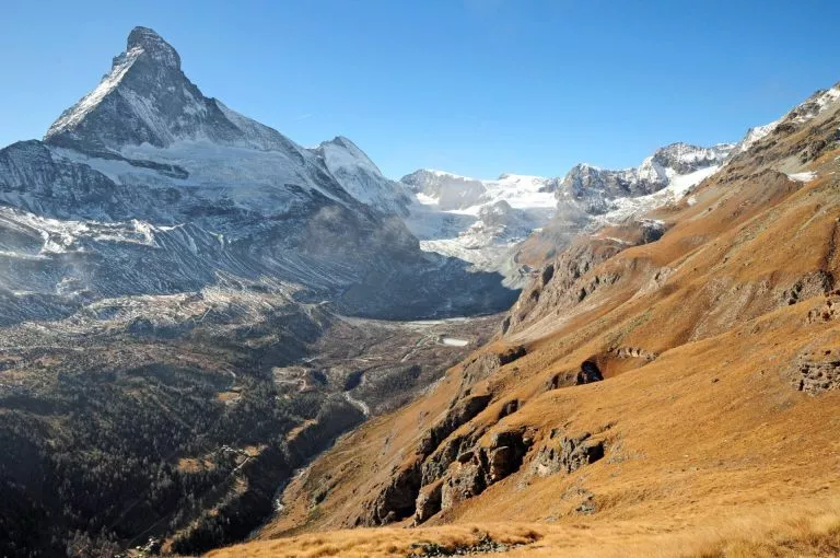 Utsikt över Zmutt-dalen och Matterhorn