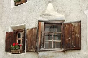 ventanas de madera en el pueblo de berguen